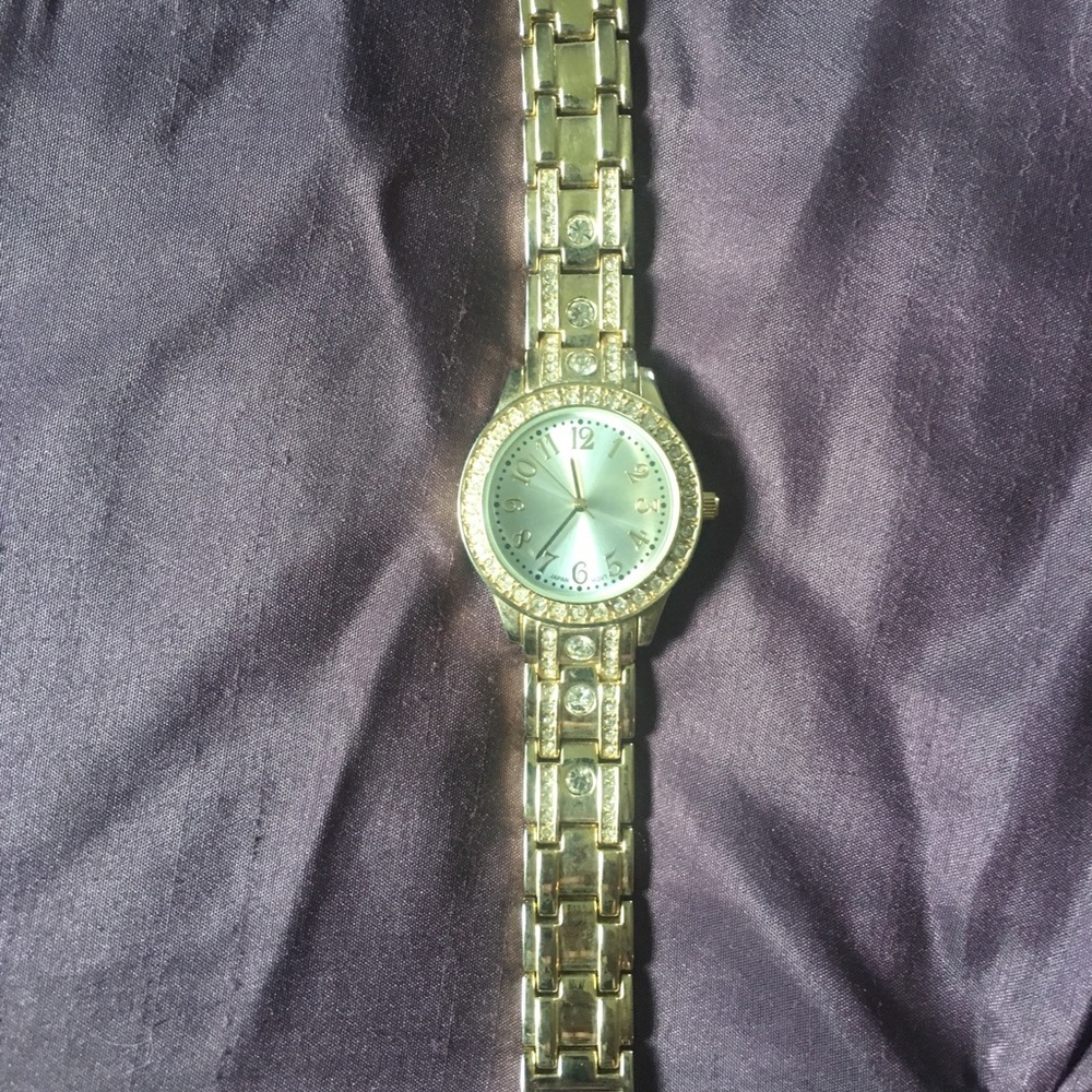 •Women’s Fashion Watch• - Picture 2 of 3